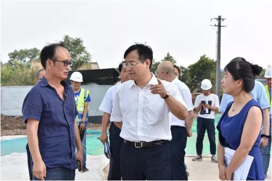 鐘書記走訪國際醫(yī)學(xué)項目現(xiàn)場，冒酷暑、送服務(wù)、解難題
