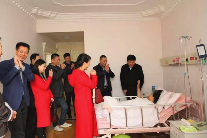 大年初一！公司領(lǐng)導(dǎo)為堅(jiān)守崗位的員工拜年！