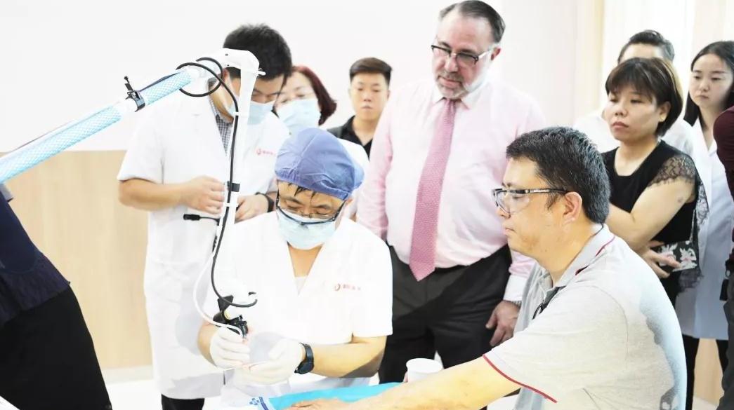 美國(guó)范德比爾特大學(xué)醫(yī)學(xué)院教授來(lái)西安國(guó)際醫(yī)學(xué)中心進(jìn)行學(xué)術(shù)交流