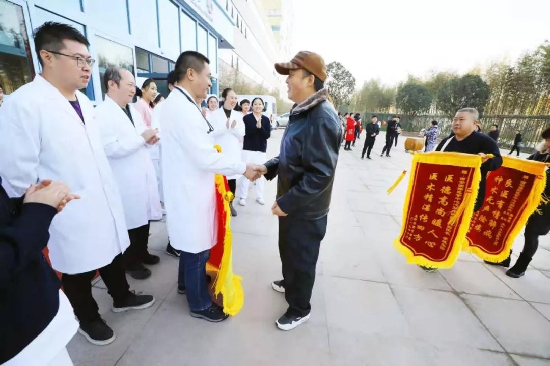 三秦都市報(bào)報(bào)道—西安國際醫(yī)學(xué)中心醫(yī)院創(chuàng)奇跡 老賈康復(fù)出院敲鑼打鼓送錦旗