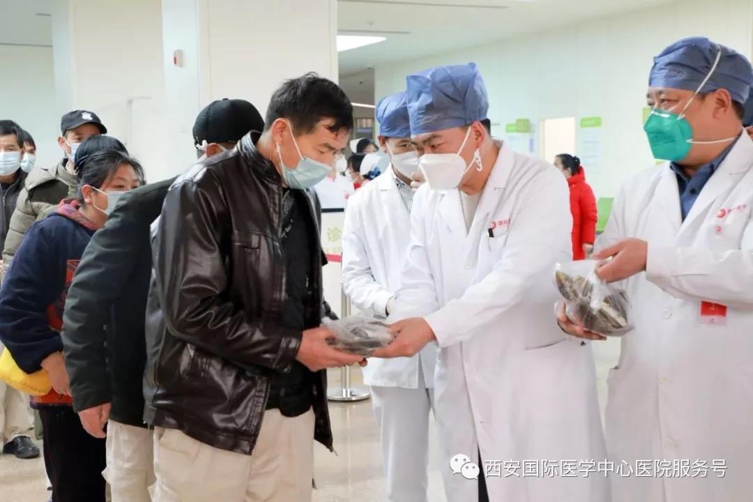 央視新聞移動(dòng)網(wǎng)——積極應(yīng)對新型冠狀病毒感染的肺炎疫情 西安國際醫(yī)學(xué)中心醫(yī)院免費(fèi)贈送中藥制劑