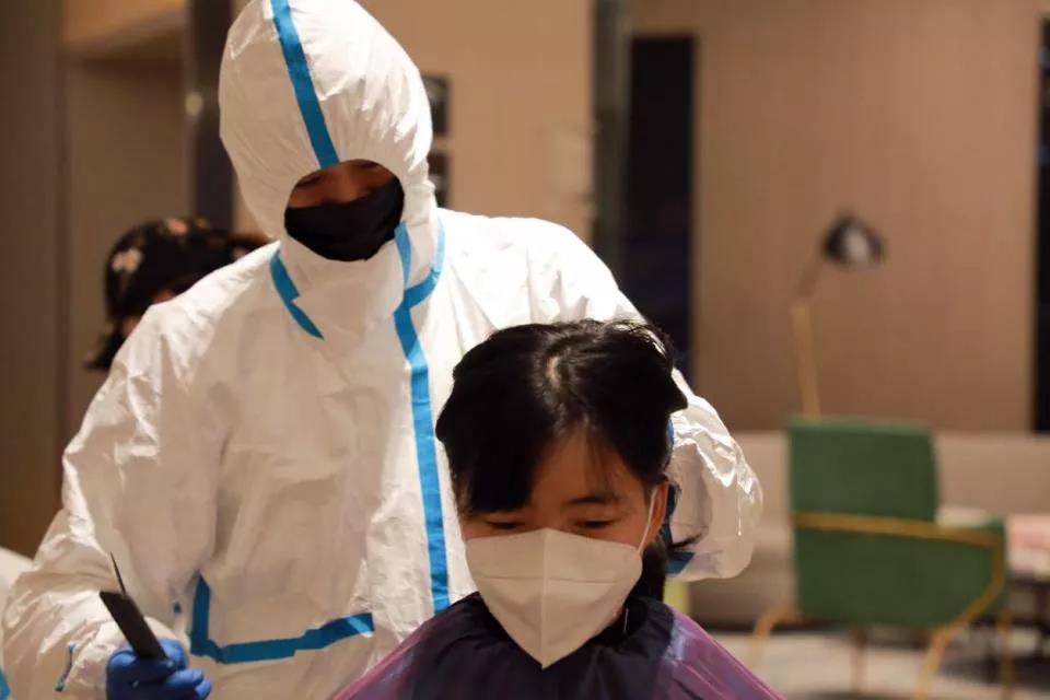 100多位赴武漢醫(yī)療隊女隊員“削”掉秀發(fā) ——武漢市委秘書長說，疫情過去一定為你們請功！