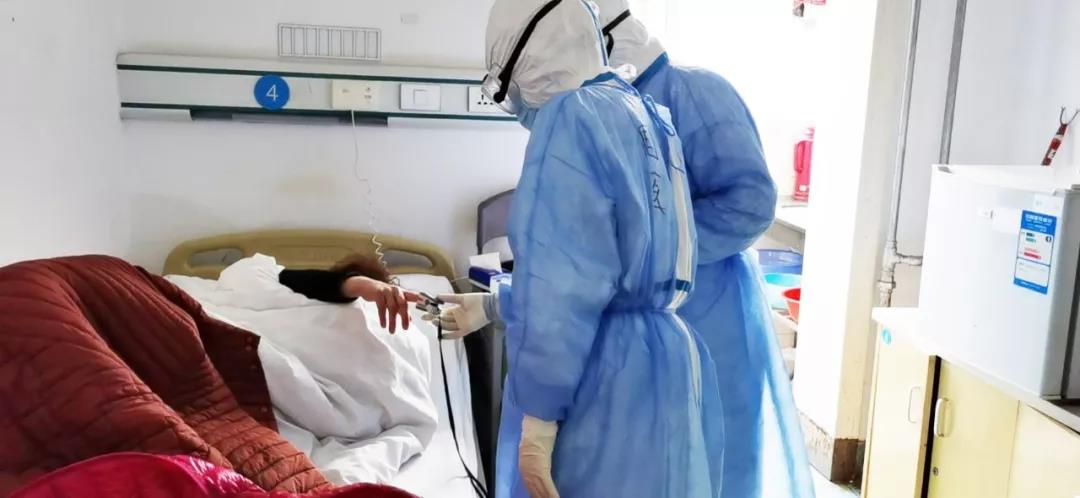 贊！醫(yī)護(hù)人員用方言為患者加油打氣