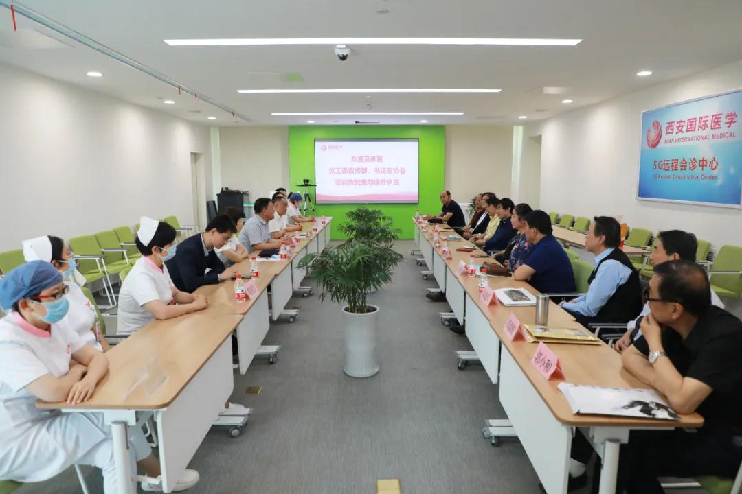 書(shū)法送祝福 筆墨贊英雄——西安高新區(qū)黨工委宣傳部、書(shū)法家協(xié)會(huì)一行致敬最美逆行者