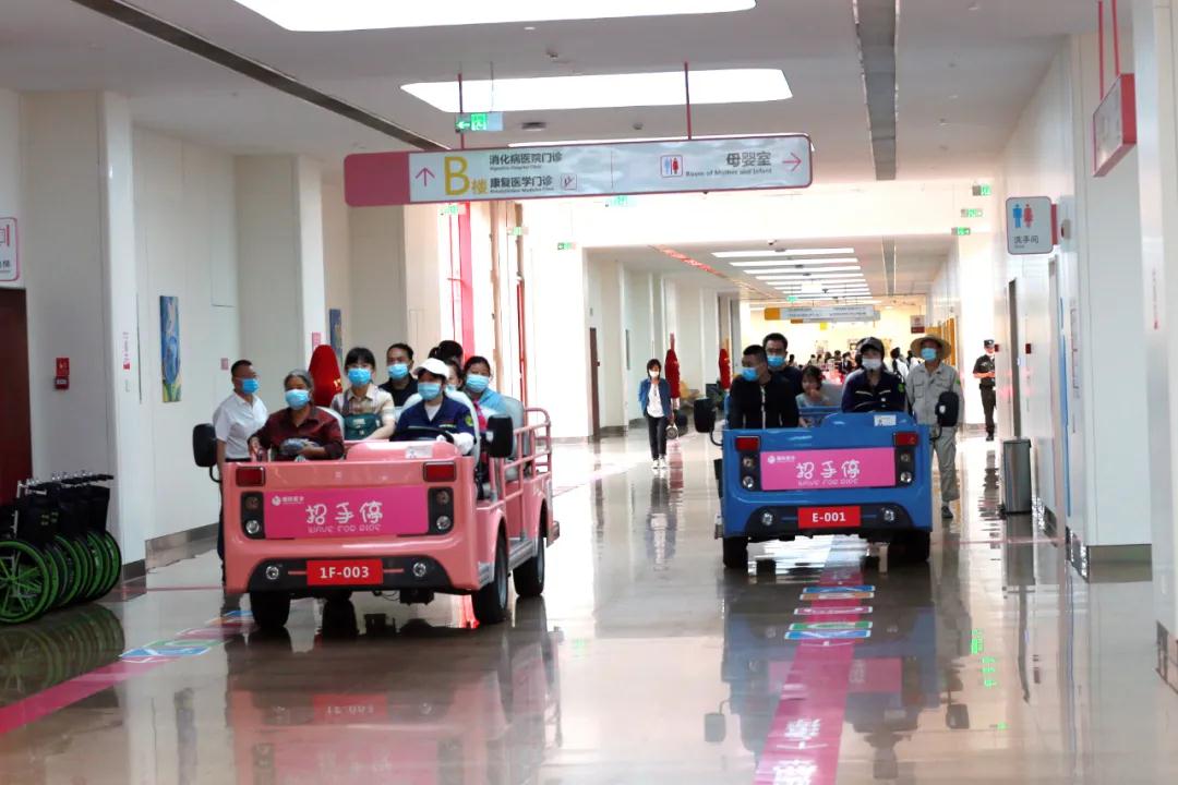 曖心“招手?！背蔀獒t(yī)院一道亮麗的風景線