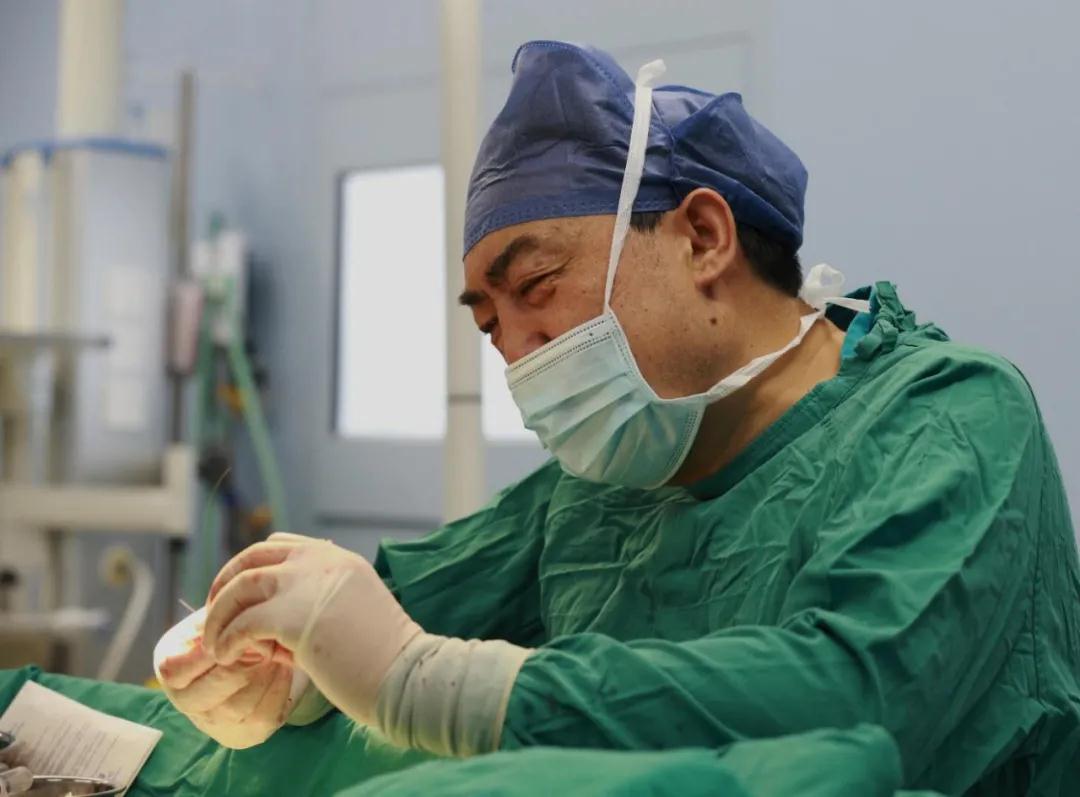 “中國器官再造第一人”郭樹忠教授用三根肋骨雕刻成“耳朵”！