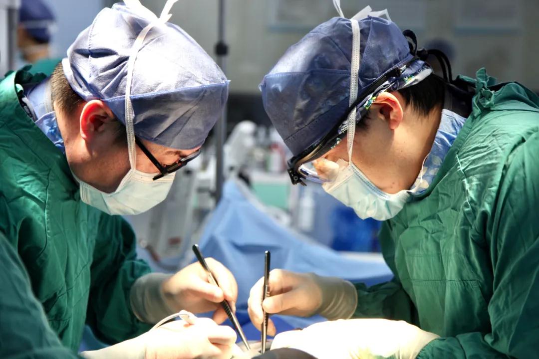 又一次突破！心外團(tuán)隊(duì)完成國(guó)內(nèi)首例“經(jīng)股TAVR+TEVAR”