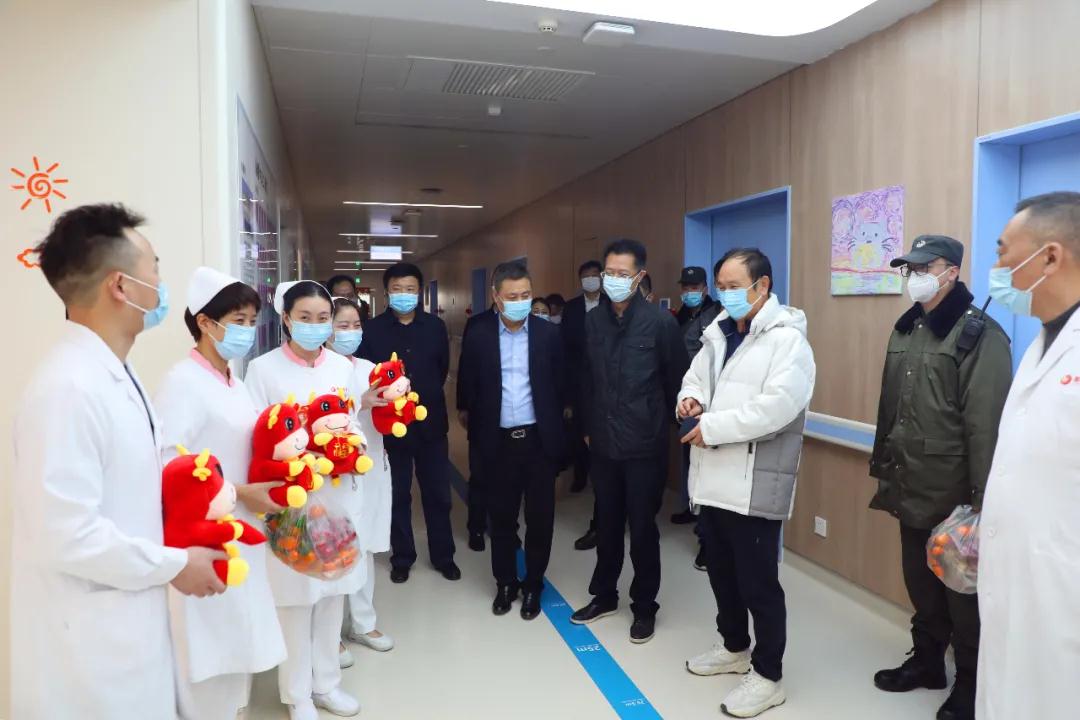 真溫暖！這家醫(yī)院除夕送餃子送祝?！瓏?guó)際醫(yī)學(xué)集團(tuán)及醫(yī)院領(lǐng)導(dǎo)一行慰問(wèn)堅(jiān)守“醫(yī)”線醫(yī)護(hù)人員及住院患者