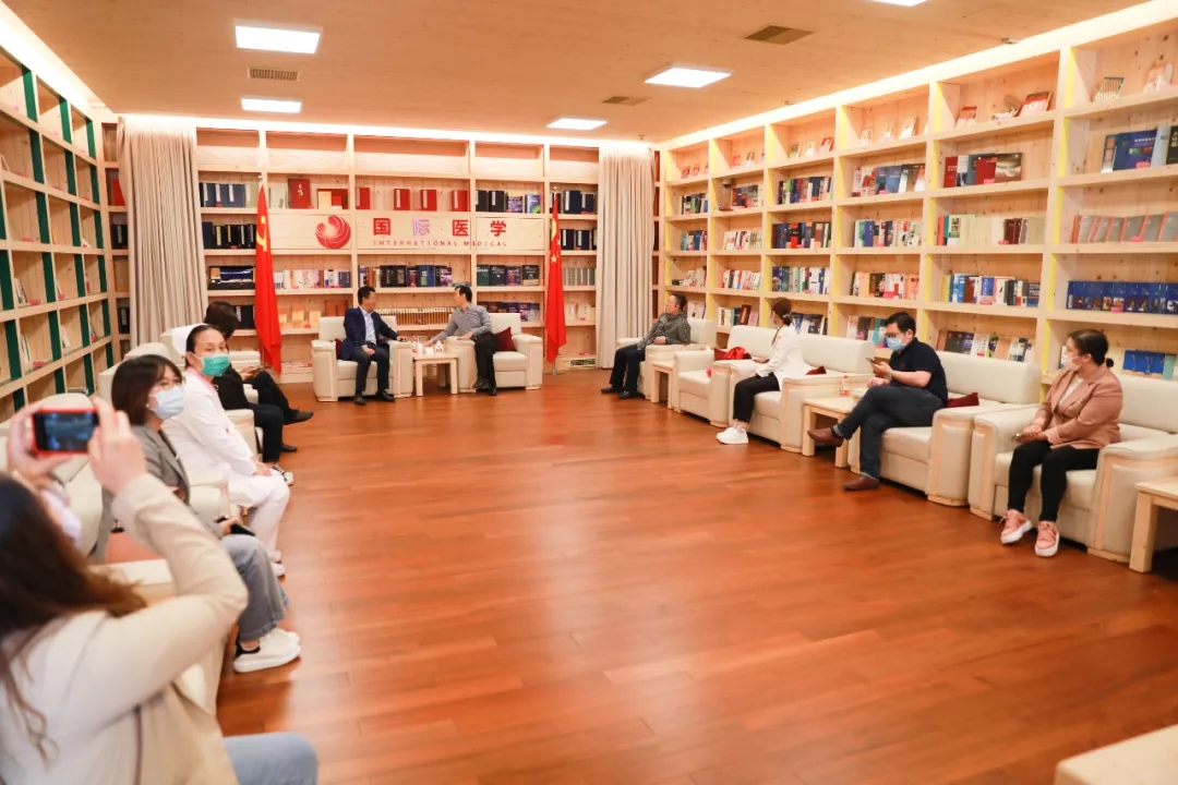 中國(guó)醫(yī)院協(xié)會(huì)民營(yíng)醫(yī)院分會(huì)秘書(shū)長(zhǎng)張國(guó)忠一行來(lái)醫(yī)院參觀考察