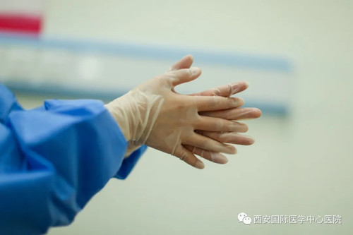 49秒！她的手，已接種了13230人