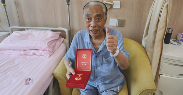 關(guān)愛(ài)老黨員 送上健康卡