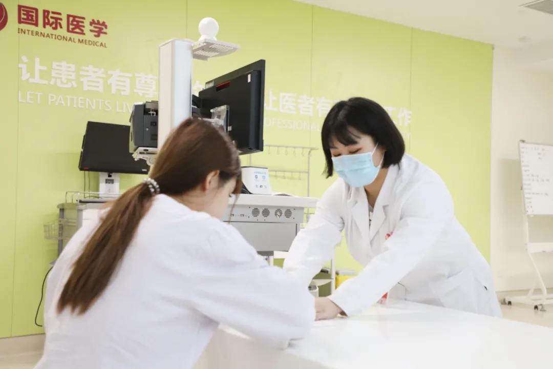 出院手續(xù)床前辦理，「移動結(jié)算車」便民又惠民！