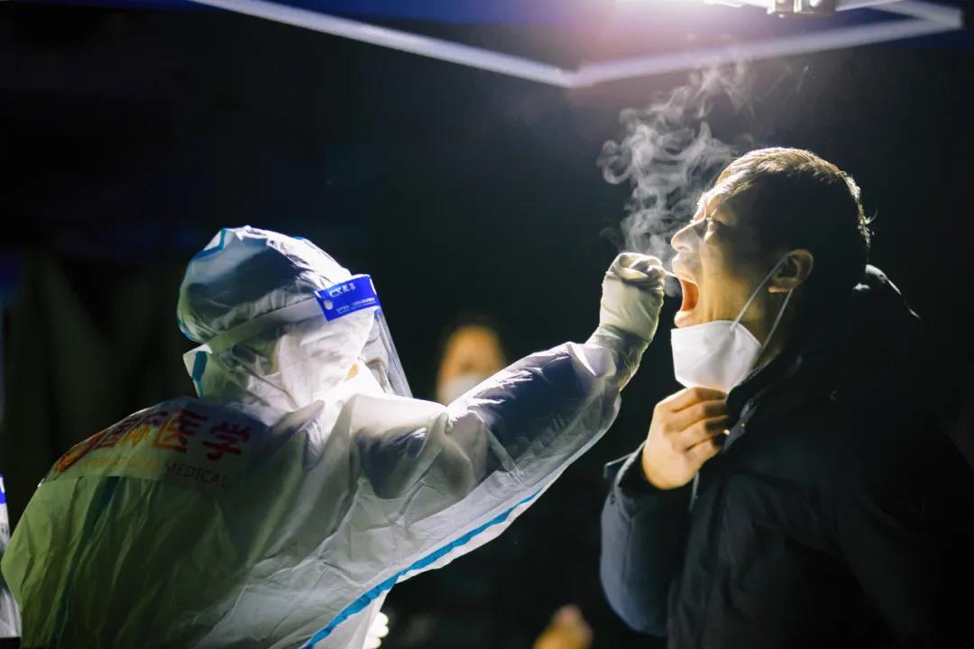 270 萬+！凍紅的手、蹲下的背影，看哭了......