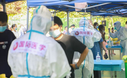 泡白的雙手，濕透的衣服，高溫天氣下的這些“大白”讓人心疼