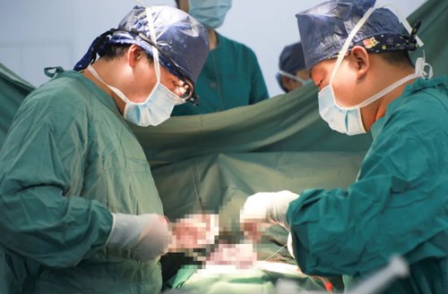 復診首日，市民排隊掃碼，有序就診……