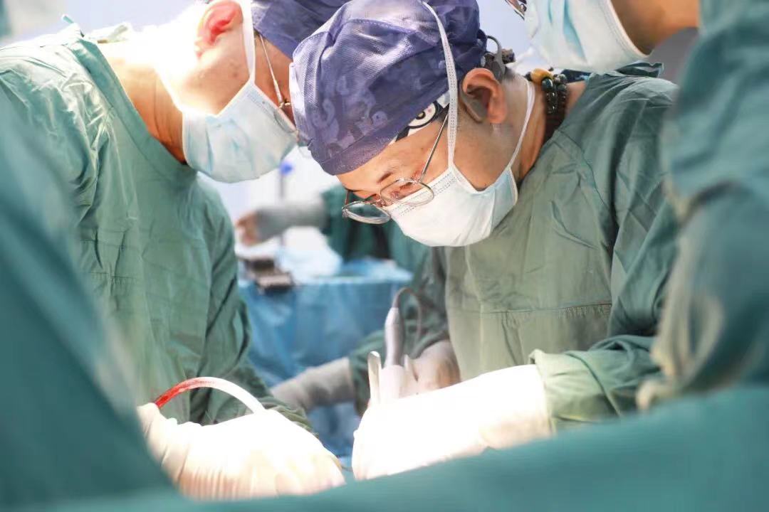 “小小”痔瘡?fù)蝗话l(fā)難，壯年小伙兒直呼救命！