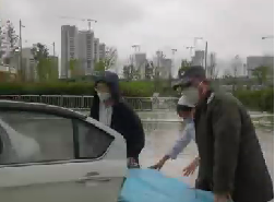 大雨天突遇車(chē)禍，從安保到醫(yī)護(hù)人員接力營(yíng)救