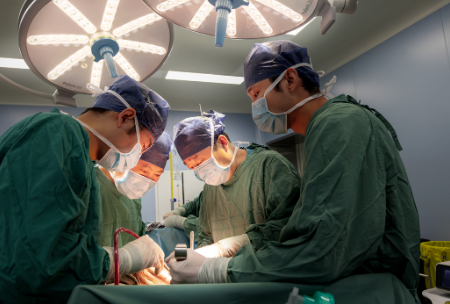 4小時(shí)的手術(shù)，消外一科從七旬患者體內(nèi)取出哈密瓜大小的腫瘤