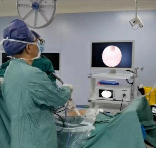 胸椎管狹窄，他把手術(shù)傷口由10公分縮小至7毫米