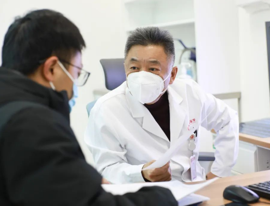 他們?nèi)找箞?jiān)守，為患者照亮就診之路