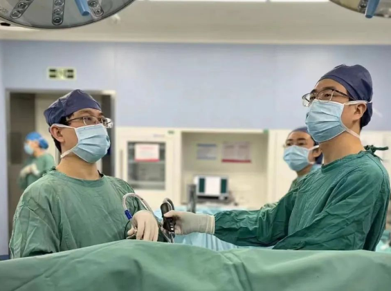 一劈為二！這臺(tái)微創(chuàng)手術(shù)為他清除了“不速之客”