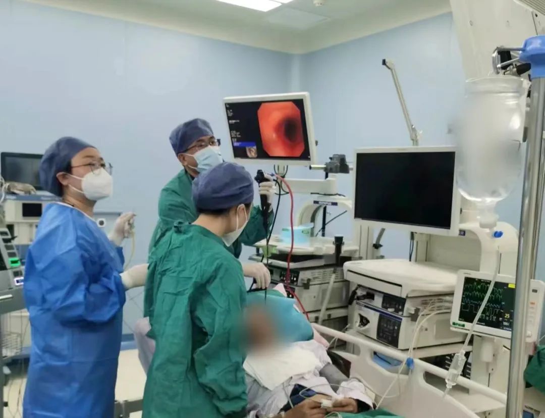 年過(guò)七旬的他，氣管被堵90%！危急時(shí)刻......