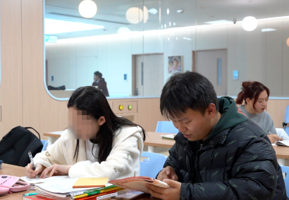 治療、學(xué)習(xí)兩不誤！病房里開啟了“小課堂”