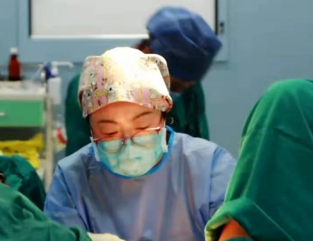 甘肅孕婦星夜兼程400公里，醫(yī)生連夜“環(huán)扎”保胎兒