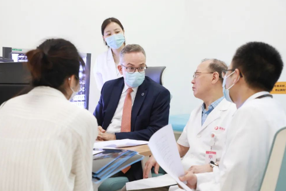 門診、查房、學(xué)術(shù)交流……全美排名第一的妙佑醫(yī)療國際專家團(tuán)隊參與“首屆國際醫(yī)學(xué)高峰論壇”國際診療日活動