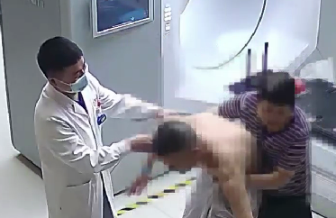 驚險！患者險些跌倒，醫(yī)生跳過治療床扶患者