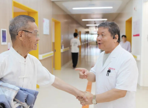 大醫(yī)之道 | 賈宗良：穿上白大褂，患者永遠(yuǎn)都是第一位