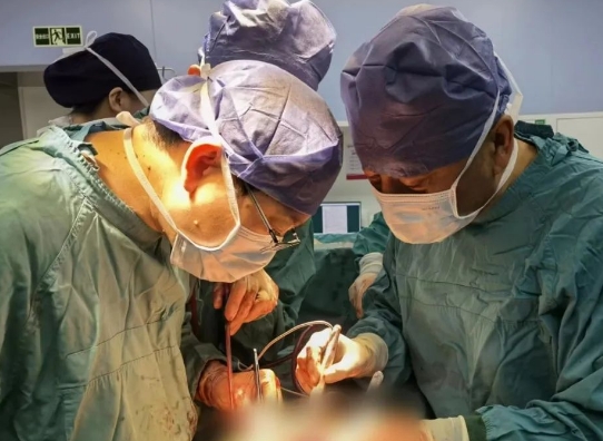 有實(shí)力有擔(dān)當(dāng)！他完成了這臺(tái)“無(wú)人敢接”的高難度手術(shù)