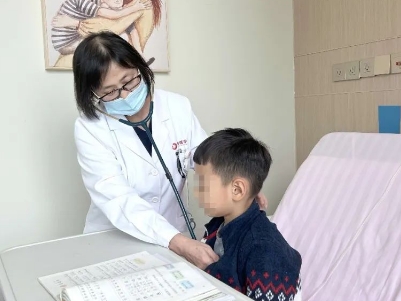 支原體肺炎來(lái)了！住院扎堆，學(xué)習(xí)桌搬到病房，孩子邊寫(xiě)作業(yè)邊打點(diǎn)滴