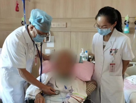 多次渡過險關(guān)，身患重疾的92歲老人在醫(yī)院度過了四個不平凡的生日