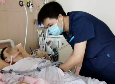 從呼吸困難到放聲歌唱，年近古稀的他用2個(gè)多月實(shí)現(xiàn)了……