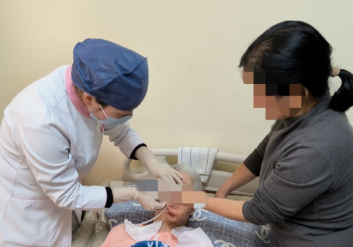 一鍵預(yù)約，專業(yè)到家——西安國(guó)際醫(yī)學(xué)中心醫(yī)院“互聯(lián)網(wǎng)+護(hù)理上門服務(wù)”為失能老人解憂，讓家屬安心工作