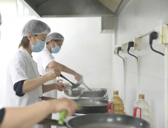 灶火燃起時(shí)，醫(yī)院飄出“家的味道”