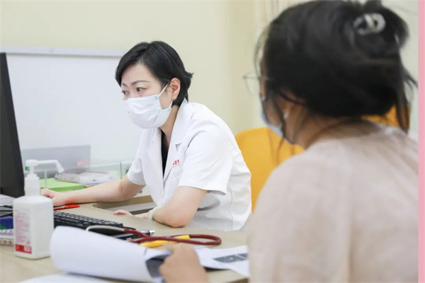 生長(zhǎng)發(fā)育、視力矯治、泌尿外科……暑假未到，兒科門診已排起長(zhǎng)隊(duì)